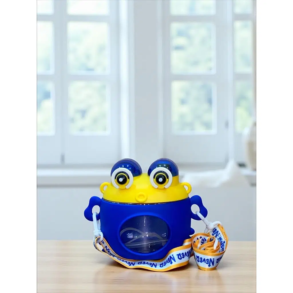 MAVİ RENK KURBAĞA ŞEKLİNDE EĞLENCELİ ÇOCUK MATARASI – 600 ML